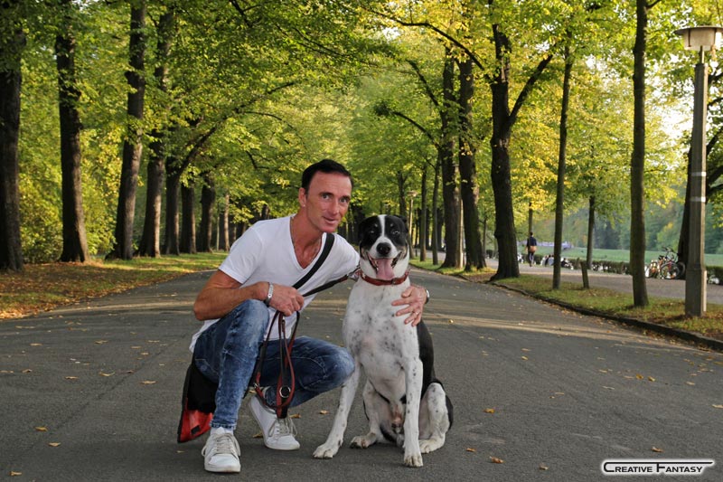 Portrait Mann mit Hund auf Stra�e in Leipzig